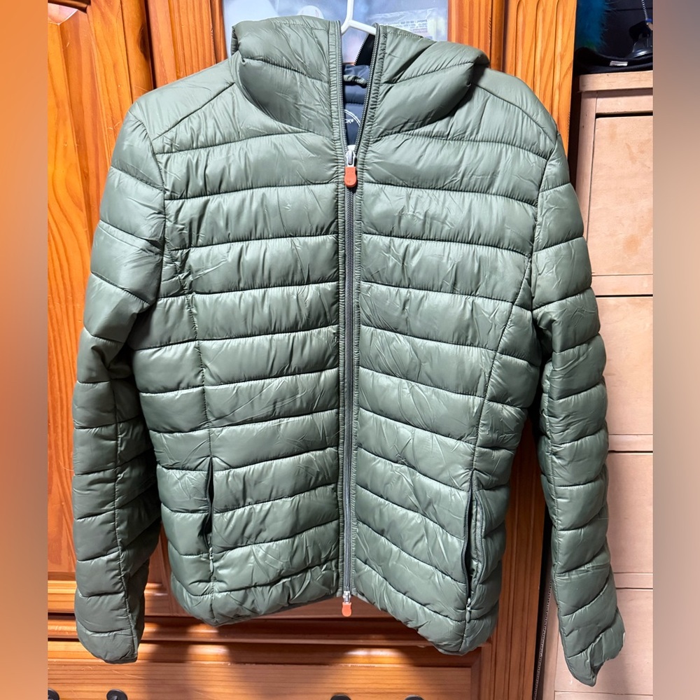 WOMEN'S HOODED ANIMAL FREE PUFFER JACKET DAISY IN DUSTY OLIVE